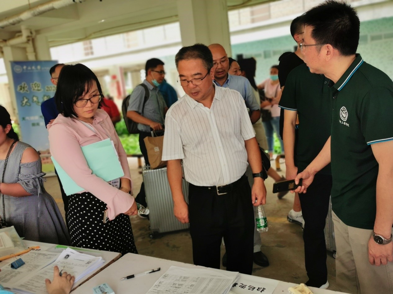 杨校长亲临现场了解迎新工作